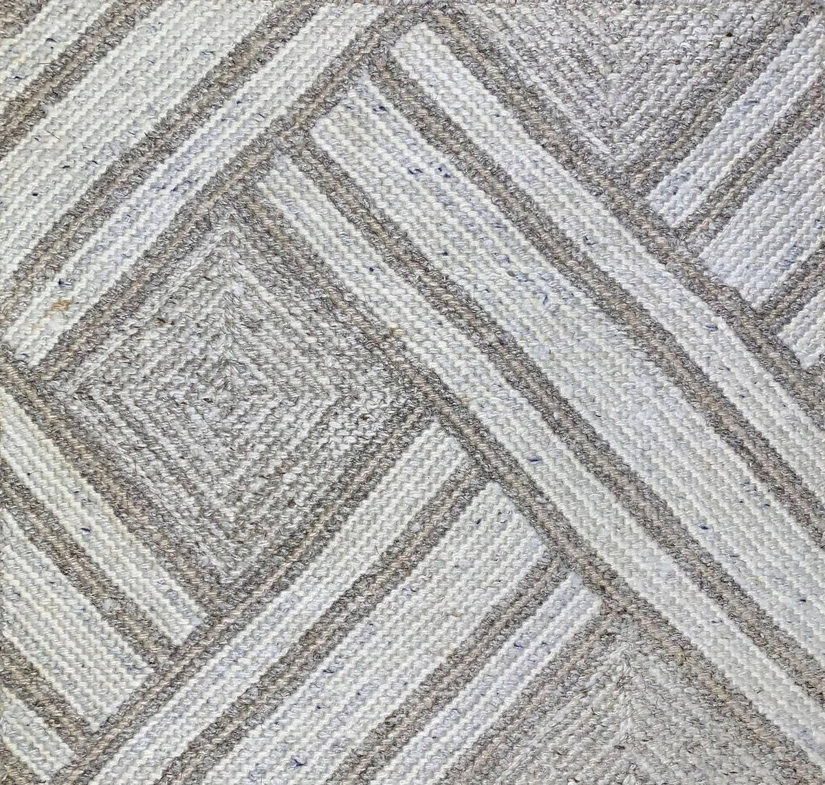 Maple Hollow Gray / Ivory carpet sample