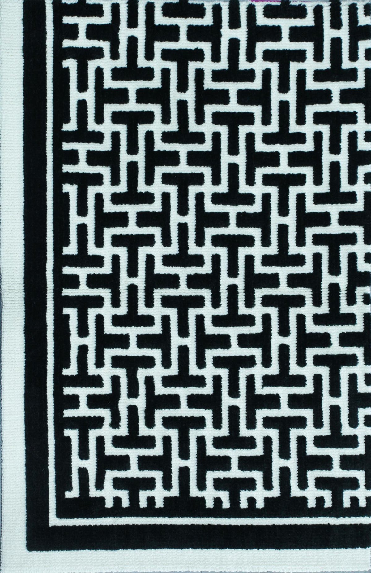 Twisted Tee Black White carpet sample