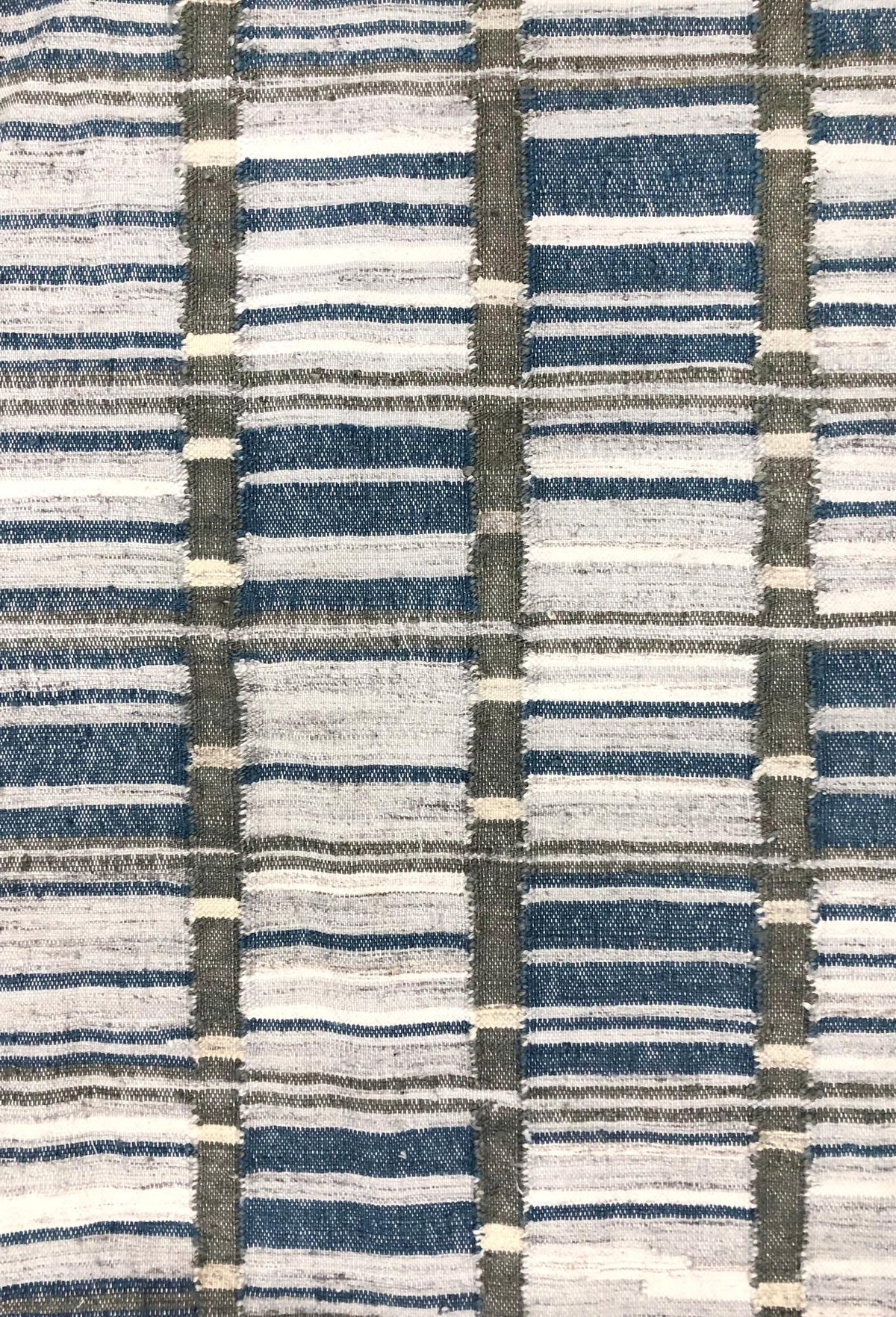 Evermere Gray / White carpet sample