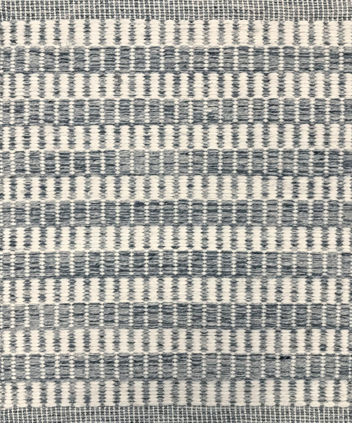 Illyria Gray / White carpet sample